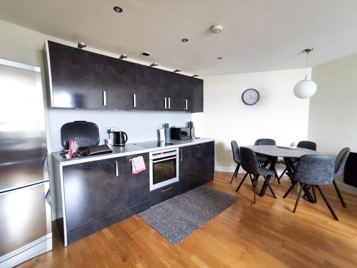 2 Bedroom City Centre Apartment With Free Parking Cardiff Buitenkant foto